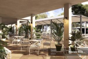 Vorschau 2026 der Hipotels Hiocampo Palace Terrasse mit weißen Tischen und Stühlen und grünen Pflanzen