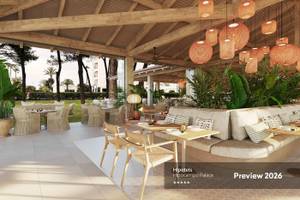 Vorschau 2026 der Hotelterrasse von Hipotels Hipocampo Palace mit Holzdecken, Rattanmöbeln und Pflanzen.