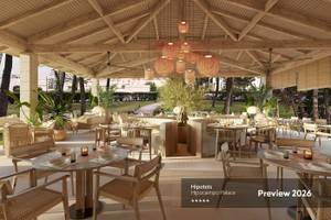 Innenansicht der Terrasse des Hipotels Hipocampo Palace im Jahr 2026 mit Tischen und Stühlen.