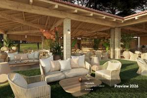 Vorschau des Hipotels Hipocampo Palace Außenbereichs im Jahr 2026 mit Holzmöbeln, Pflanzen und einer grünen Rasenfläche.