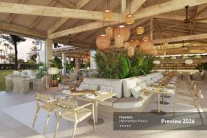 Innenbereich des Hipotels Hipocampo Palace im Jahr 2026 mit Tisch, Stühlen und Pflanzen.