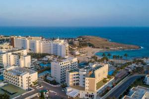 Luftaufnahme des Anonymous Beach Hotels mit Blick auf das Meer und Palmen