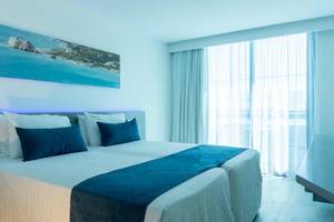 Doppelzimmer im Anonymous Beach Hotel mit Blick auf das Meer.