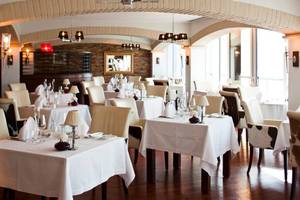 Innenansicht des Restaurants im Jumeirah Beach Hotel mit gedeckten Tischen und eleganter Einrichtung.
