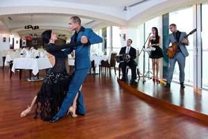 Paar im Jumeirah Beach Hotel beim Tanzen mit Musikern im Hintergrund