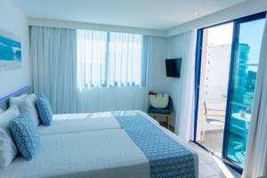 Doppelzimmer mit Balkon im Anonymous Beach Hotel mit Blick auf das Meer.