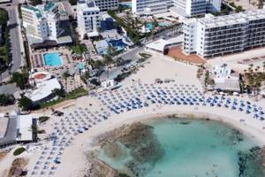 Luftaufnahme des Anonymous Beach Hotels mit Pool und Strand.