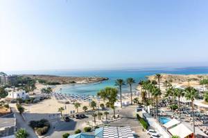 Luftaufnahme des Anonymous Beach Hotels mit Blick auf den Strand, das Meer und die Palmen