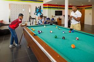Im Jumeirah Beach Hotel spielen Gäste Billard im lebhaften Gemeinschaftsbereich.