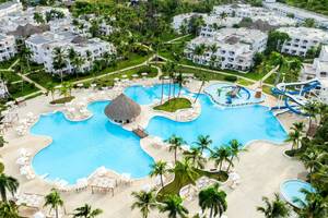 Luftaufnahme des Sunscape Dominicus La Romana Hotels mit großen Swimmingpools und Wasserrutschen.