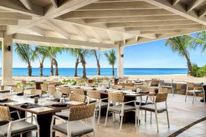 Außenrestaurant des Sunscape Dominicus La Romana mit Blick auf den Strand und das Meer.