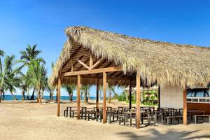 Restaurant mit Strohdach auf dem Strand im Sunscape Dominicus La Romana Hotel