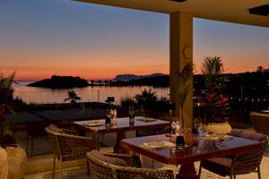 Außentisch im Atlantica Kalliston Resort mit Aussicht auf den Sonnenuntergang