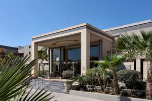 Außenansicht des Atlantica Kalliston Resorts mit moderner Architektur und Eingangsbereich.