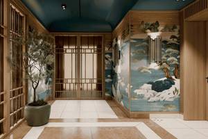 Flur des Atlantica Kalliston Resorts mit einer Pflanze in einem Topf und Wandgestaltung.