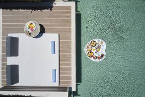 Uebersicht eines Pooltisches mit Fruehstuecksbuffet im Atlantica Kalliston Resort