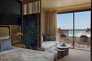 Innenansicht einer Suite im Atlantica Kalliston Resort mit Blick auf das Meer.