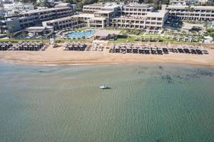 Luftaufnahme des Atlantica Kalliston Resorts mit Pool und Strand