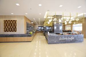 Desserts-Buffet im Astir Beach Hotel auf Kreta mit verschiedenen Gerichten und einer modernen Einrichtung.