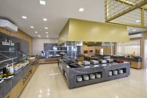 Buffetbereich im Astir Beach Hotel auf Kreta mit verschiedenen Speisen und einer goldenen Haube.