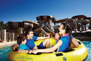 Familie im Wild Wadi Wasserpark im Jumeirah Beach Hotel