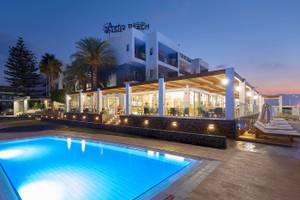 Pool im Freien neben dem Astir Beach Hotel in Kreta, das bei Nacht geöffnet ist.