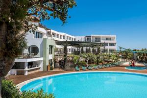 Au ßenbereich des Arminda Hotel & Spa mit Swimmingpool und Liegestühlen.