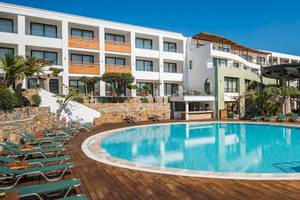 Außenpoolbereich des Arminda Hotel & Spa mit Lounge-Sesseln und moderner Architektur.