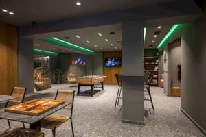 Spielzimmer im Arminda Hotel & Spa mit Tischkicker, Billardtisch und Hängesesseln.