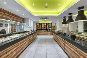 Innenbereich des Restaurants im Arminda Hotel & Spa mit Buffet und dekorativ beleuchteter Decke.