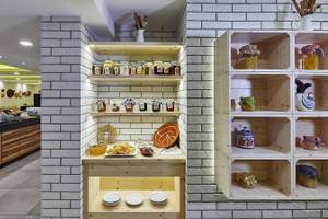 Arminda Hotel & Spa Innenbereich mit Schränken gefüllt mit Marmeladen und Getreide.