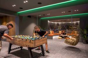 Arminda Hotel & Spa Loungebereich mit Tischfussball, wo zwei Männer spielen.