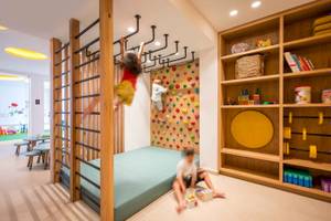 Im Arminda Hotel & Spa befindet sich ein Kinderzimmer mit einer Kletterwand und Spielzeug.