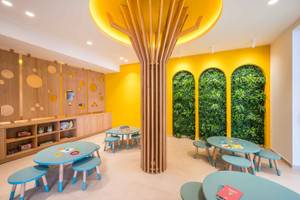 Arminda Hotel Kinderzimmer mit Holztisch und Stuhl