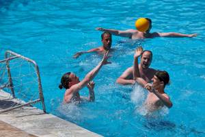 Mannschaft spielt Wasserball im Schwimmbad des Arminda Hotel & Spa