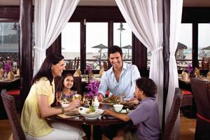 Familie im Jumeirah Beach Hotel Restaurant, alle sind am Tisch und essen