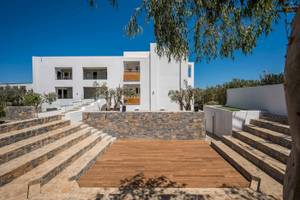 Arminda Hotel & Spa Außenbereich mit Holzterrasse und Steinstufen