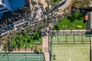 Luftaufnahme des Arminda Hotel & Spa mit Außenbereich, Fitnessgeräten und Tennisplätzen.