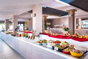 Frühstücksbuffet im Corissia Beach Hotel mit verschiedenen Speisen und Getränken.