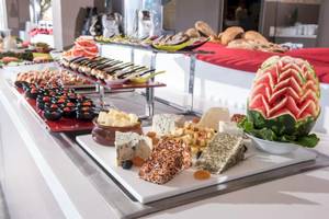 Buffet-Auswahl im Corissia Beach Hotel mit Käse, Früchten und Brot.