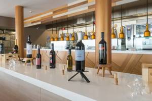 Weinflaschen auf der Bar im Corissia Beach Hotel.