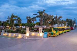 Corissia Beach Hotel Eingang mit Zug