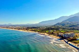Corissia Beach Hotel mit Blick auf eine Küste und Berge.
