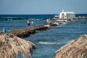 Kleine Kirche am Strand des Corissia Beach Hotels