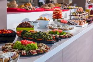 Buffet im Corissia Beach Hotel mit verschiedenen Speisen auf einem langen Tisch.