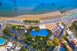 Luftaufnahme des Corissia Beach Hotels mit Blick auf den Strand, Pools und Sonnenschirme.