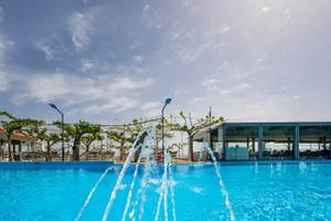 Außenpool des Corissia Beach Hotels mit Wasserspiel unter blauem Himmel
