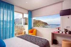 Zimmer im Corissia Beach Hotel mit Blick auf das Meer und die Berge.