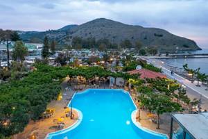 Aussicht auf den Pool und die Umgebung des Corissia Beach Hotels