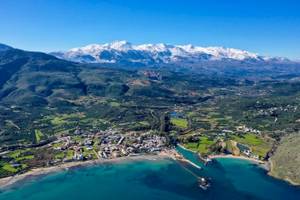 Luftaufnahme des Corissia Beach Hotels mit Blick auf die Berge und das Meer.